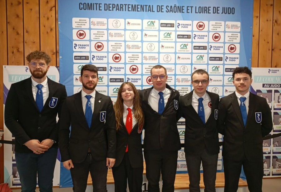 DES OFFICIELS TRES INVESTIS